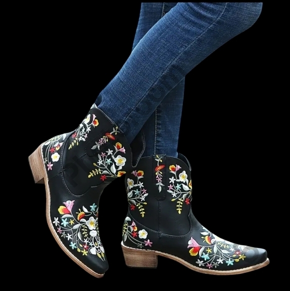 NEW Black Embroidered Boots 7.5 low heel slipon - Picture 4 of 8